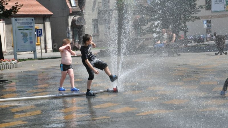 Kurtyna wodna zachęciła dzieci do zabawy (fot. materiały UM Tarnowskie Góry)