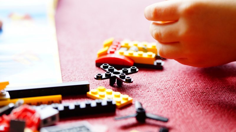 Na zajęciach w BeCeKu dzieci m.in. zaprojektują, zbudują i zaprogramują roboty z klocków LEGO (fot. pixabay)