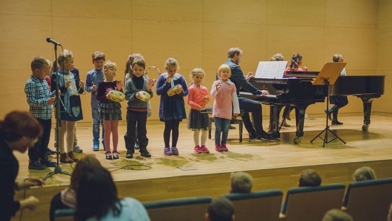 Wakacyjne spotkania z muzyką w Filharmonii to niezwykła okazja do zapoznania dziecka z tym wyjątkowym miejscem (fot. mat. organizatora)