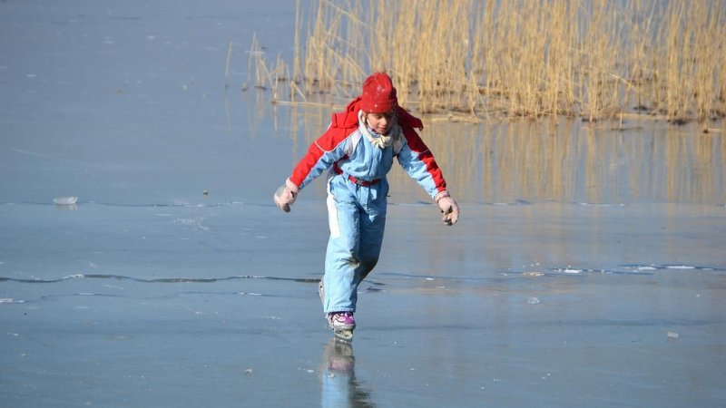 Dzieci często wykorzystują zamarznięte zbiorniki wodne do jazdy na łyżwach. To bardzo niebezpieczne (fot. foter.com)