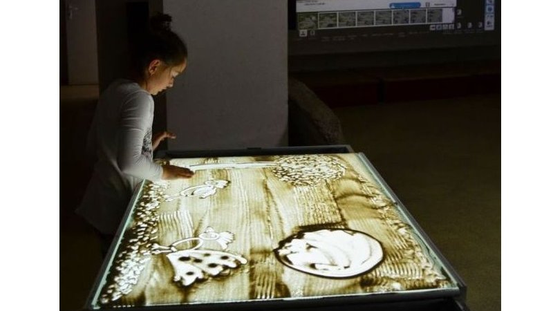 Malowanie piaskiem to niezwykłe zajęcie, w którym sprawdzić się można w Muzeum Górnośląskim (fot. mat. MGB)
