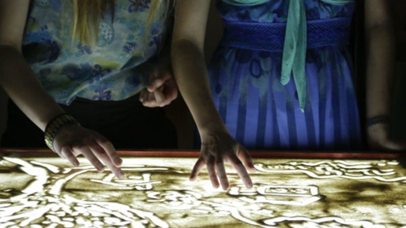 Na zajęciach w Muzeum Górnośląskim uczestnicy namalują obrazy piaskiem (fot. mat. organizatora)