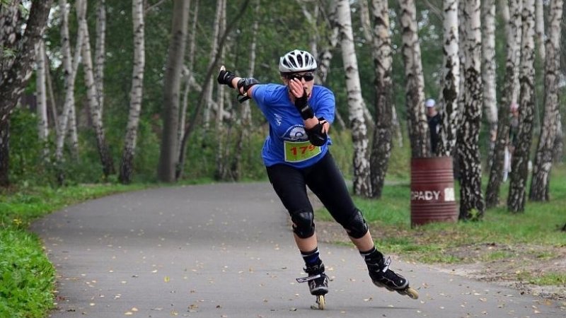 W V Dębowym Maratonie Rolkowo-Rowerowym mogą wziąć udział całe rodziny, obowiązkowo w kaskach (fot. mat. organizatora)