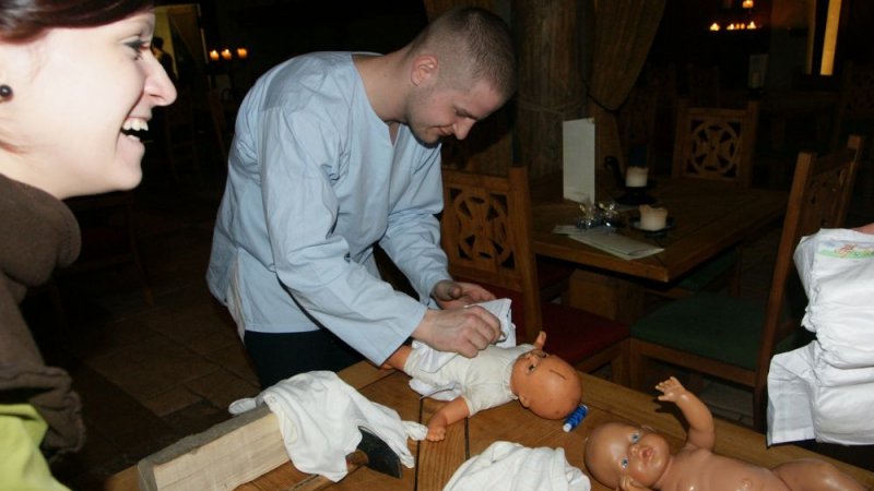 W Warowni Pszczyńskich Rycerzy panowie zaprezentują swoje umiejętności związane np. z przewijaniem niemowląt (fot. mat. Warowni)