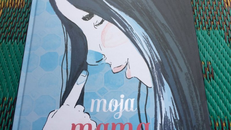 „Moja mama” to książeczka, która już na pierwszy rzut oka wydaje się dość niezwykła  (fot. Ewelina Zielińska/SilesiaDzieci.pl)
