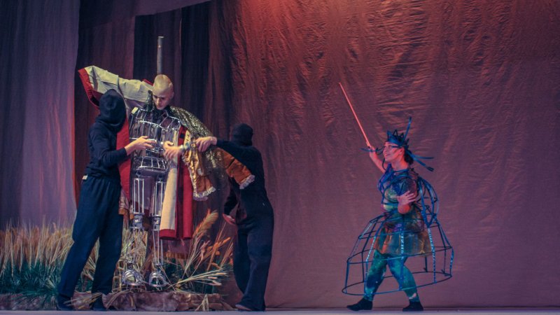 Aby wyeksponować muzyczną płaszczyznę, autorki scenografii pozostawiły spektakl uproszczony i symboliczny (fot. Teatr Dormana)
