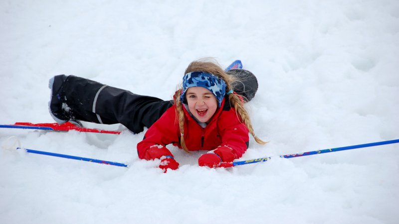 Jazda na nartach to dla dzieci duża frajda, dlatego warto uczyć je tego od najmłodszych lat (fot. foter.com)