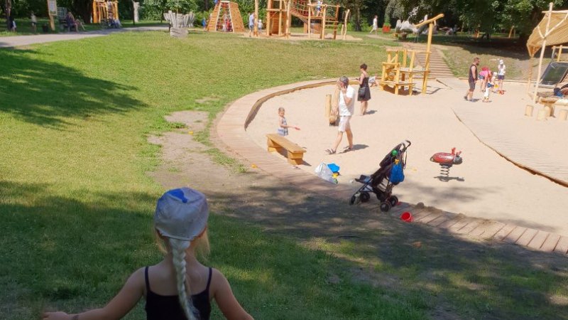 Plac zabaw "Kościuszek" mieści się w Parku Kościuszki w pobliżu kościoła pw. św. Michała (fot. Katarzyna Esnekier/SilesiaDzieci.pl)