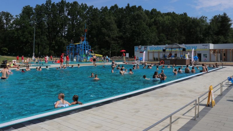 Dorośli mogą popływać w basenie (fot. mat. UM Piekary Śląskie)
