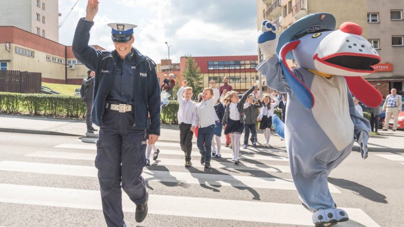 Chorzowskie pierwszaki otrzymają odblaski na spotkaniach z policjantami i Sznupkiem (fot. mat. organizatora)