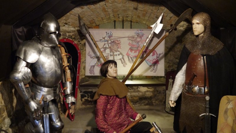 Na terenie zamku można obejrzeć zbroje i broń rycerzy z różnych epok (fot.dok)