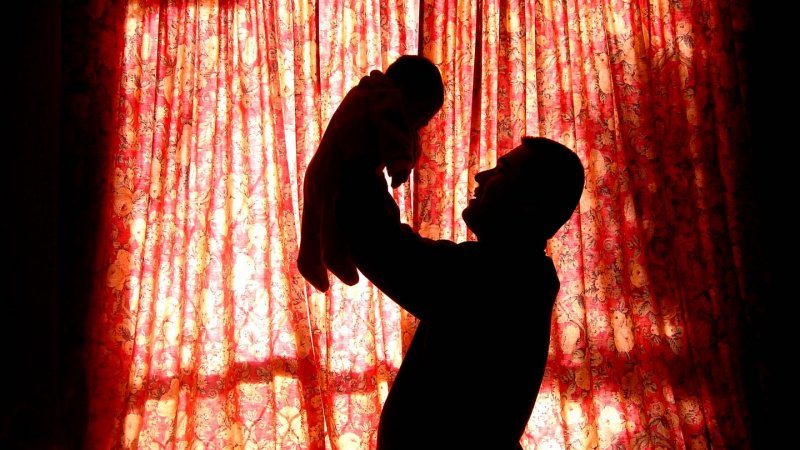 Wciąż niewielu ojców wykorzystuje, przysługujący im, urlop tacierzyński (fot. sxc.hu)
