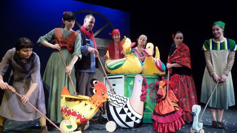 "Brzydkie kaczątko" to spektakl przygotowany w ludowej scenografii (fot. mat. Teatr Dzieci Zagłębia)