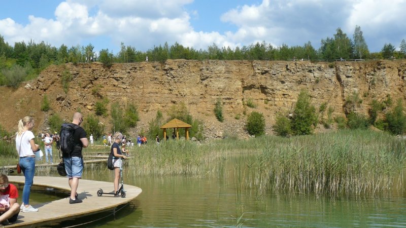 Nad zbiornikiem odpoczniemy na ławeczkach, pomoście lub w drewnianych altankach (fot. mat. Agnieszka Mróz/SilesiaDzieci.pl)