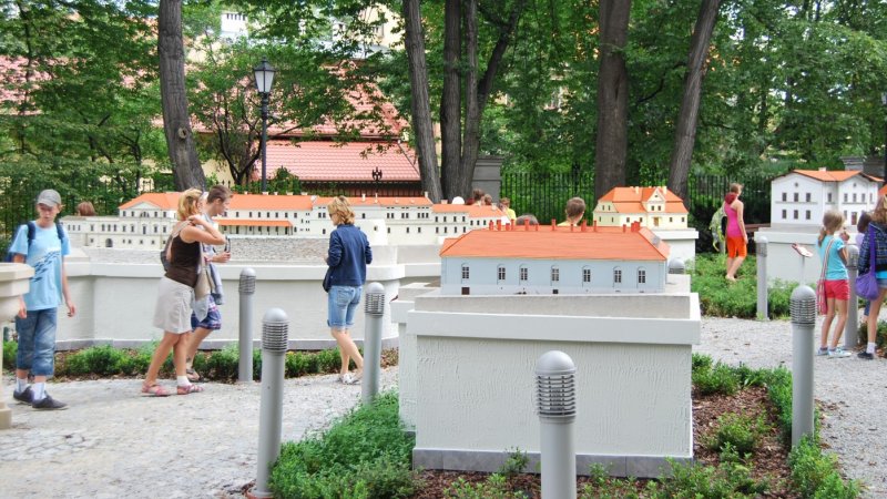 Park Miniatur to 23 miniatury budowli umiejscowione w Parku Zamkowym (fot. muzeum-zywiec.pl)