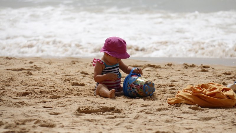 Dzieci uwielbiają piasek, jednak gdy nie ma pogody, warto mieć w domu substytut prawdziwego - kolorowy piasek Sablimage (fot. sklep.placfrancuski.pl)