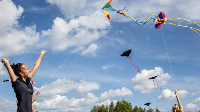 Podczas pikniku będzie można samemu skonstruować latawiec, a potem wzbić go w powietrze (fot. pixabay)