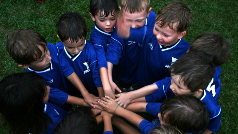 Uprawianie sportu w młodym wieku bardzo dobrze wpływa na rozwój fizyczny i psychiczny (fot. woodleywonderworsk/foter.com)