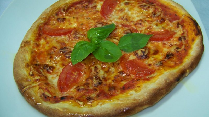 Domowa pizza wykonana na warsztatach kulinarnych dla dzieci "Pieczemy pizzę" (fot. materiały Cynamonu-Sztuki Gotowania)