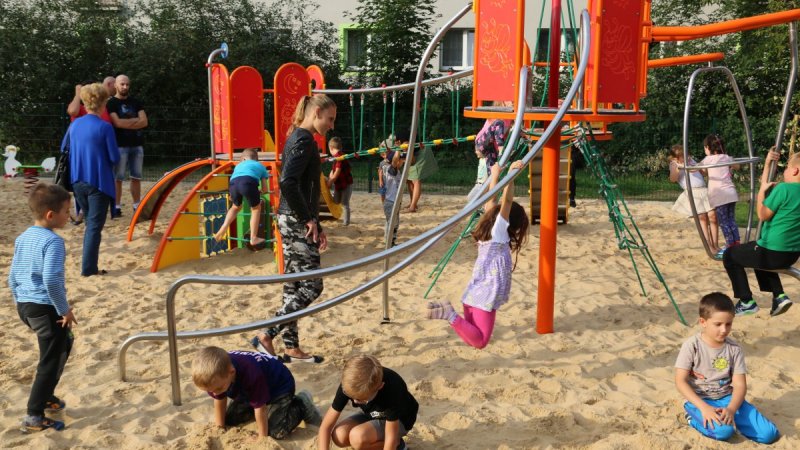 Nowy plac zabaw od razu przyciągnął dzieci z okolicy (fot. mat. prasowe)
