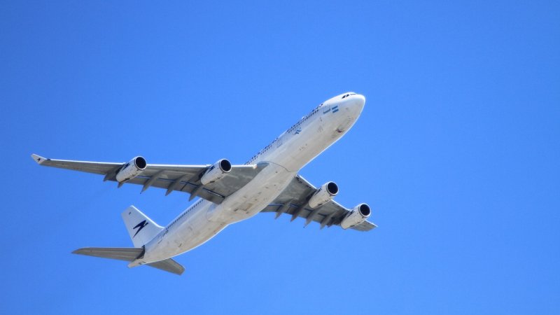 Czy latanie samolotem w ciąży jest bezpieczne? (fot. pixabay)