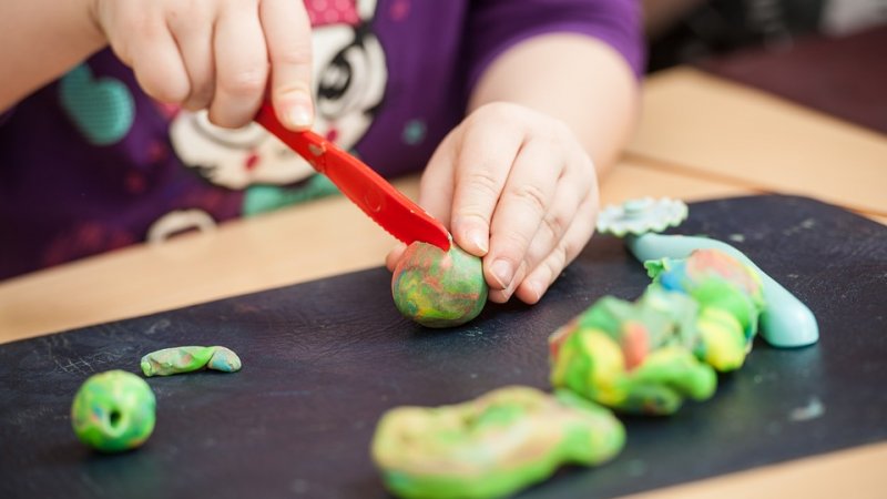 Zabawy masą plastyczną Patarev rozwijają kreatywność, wyobraźnię i zdolności manualne dziecka (fot. pixabay)