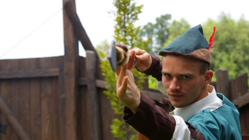 Na tych zajęciach sam Robin Hood pokaże dzieciom jak strzelać z łuku (fot. materiały Warowni) 