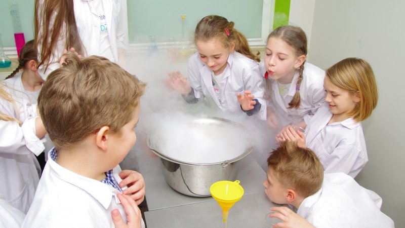 Dzieci zobaczą niesamowite doświadczenia związane z ciekłym azotem (fot. archiwum zdjęć FB Starochorzowski Dom Kultury)