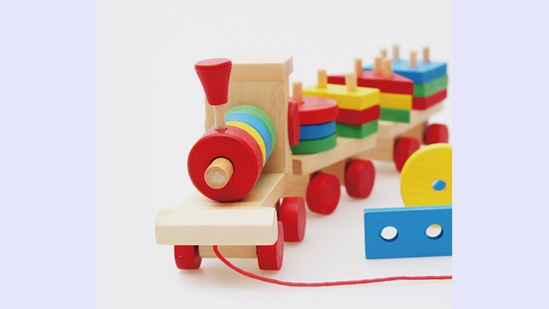 Drewniane zabawki cechuje prostosta, co wpływa na rozwój kreatywności u dzieci (fot. mat. żłobka)