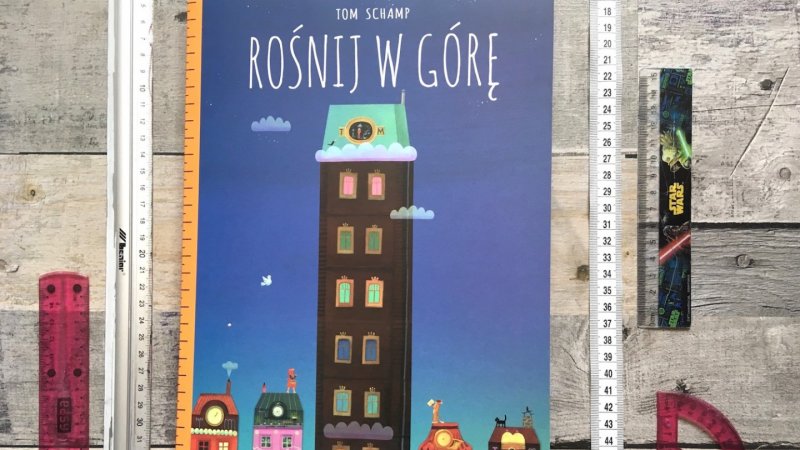 Na okładce „Rośnij w górę” widzimy wysoki budynek. Oglądając książkę wdrapujemy się wraz z dziewczynką i chłopcem na najwyższe piętro (fot. Ewelina Zielinska/SilesiaDzieci.pl)