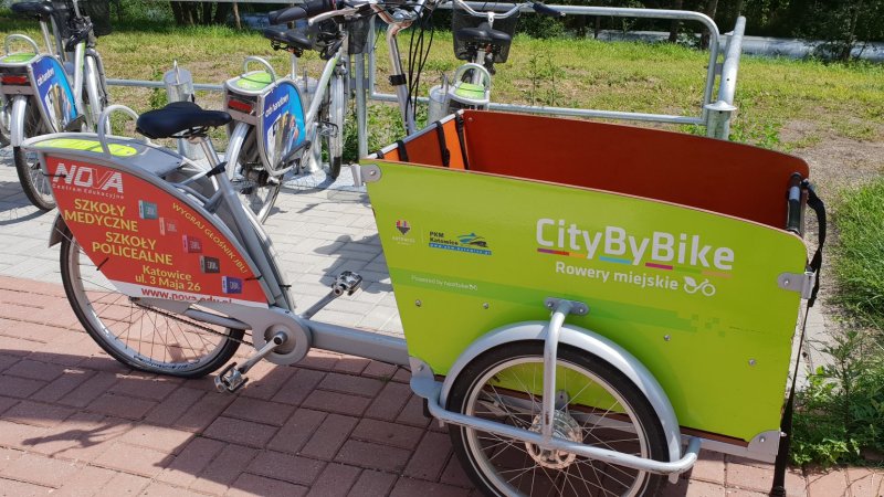 Dostępne są również rowery typu cargo, którymi można przewozić dzieci oraz ładunki do 100 kg (fot.  Katarzyna Esnekier/SilesiaDzieci.pl)