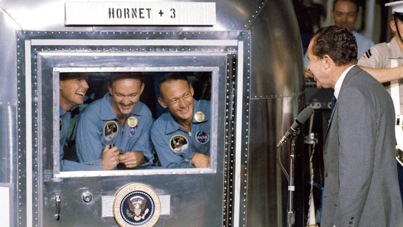 Załoga Apollo 11 rozmawiająca z prezydentem Nixonem podczas 21-dniowej kwarantanny (fot. Fb Centrum Nauki Kopernik)