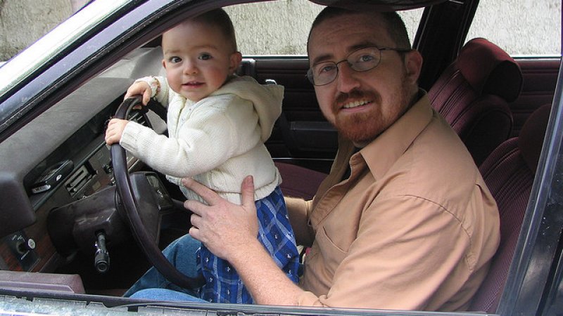 Od 15 maja 2015 r. zmieniły się przepisy dotyczące przewożenia dzieci w samochodach (fot. foter.com)