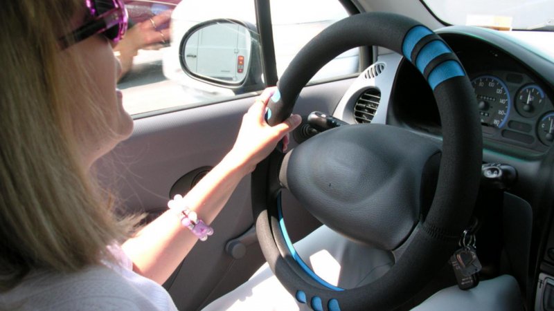"Kobieta bezpieczna za kierownicą" to tytuł warsztatów, które odbędą się w sobotę w Katowicach (fot. sxc.hu)
