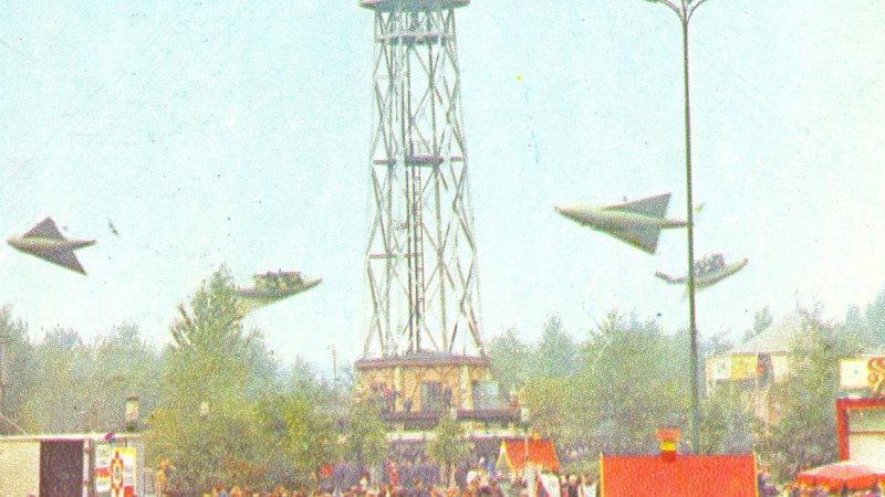 Samoloty Duże - jedna z najstarszych atrakcji chorzowskiego lunaparku (fot. mat. Śląskiego Wesołego Miasteczka)