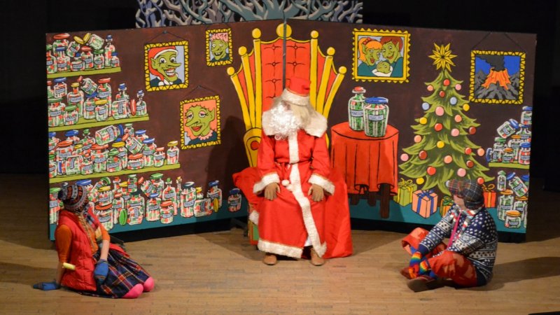 Skąd Święty Mikołaj bierze prezenty dowiedzą się widzowie Teatru Gry i Ludzie (fot. Teatr Gry i Ludzie)