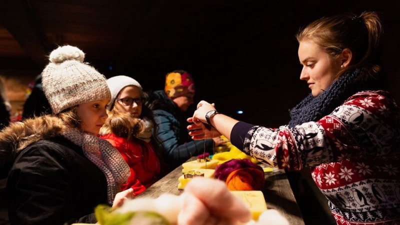 Dzieci, podobnie, jak rok temu, wykonają tradycyjne śląskie ozdoby choinkowe (fot. mat. Muzeum "Górnośląski Park Etnograficzny")