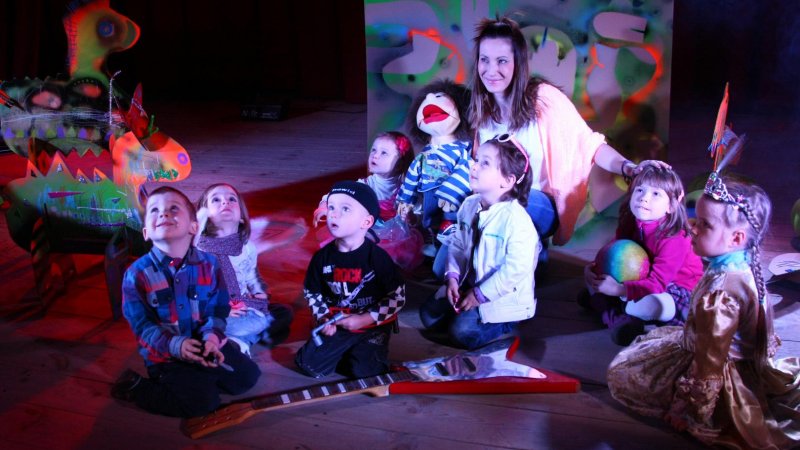Dzieci są zachwycone warsztatami w Miejskim Ośrodku Kultury w Sławkowie (fot. materiały MOK Sławków)