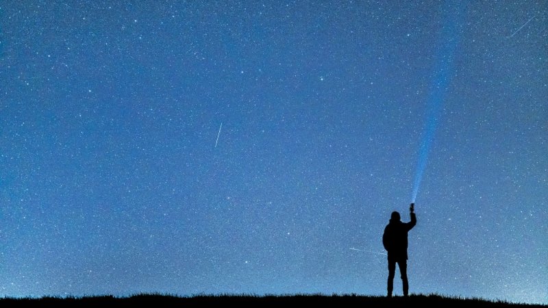 W nocy z 12 na 13 sierpnia przypada największe nasilenie roju meteoroidów zwanych Perseidami (fot. mat. pexels)