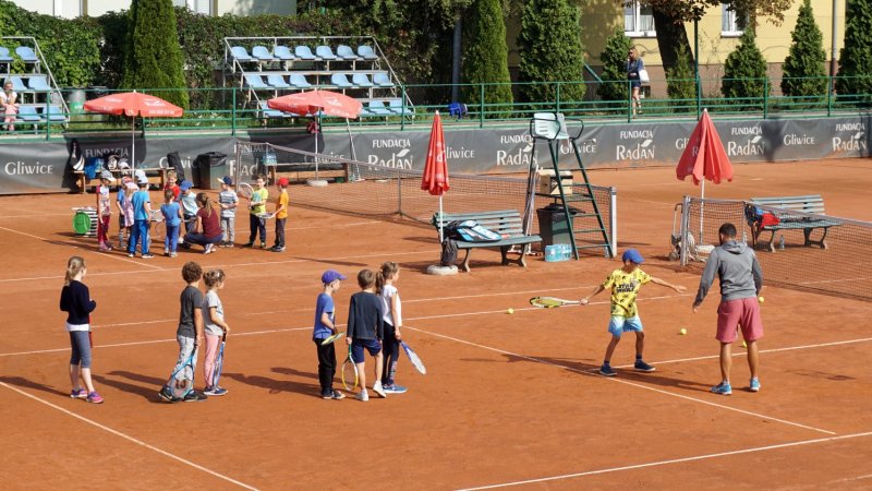 Dzieci będą mogły nauczyć się m.in gry w tenisa (fot. mat. organizatora)