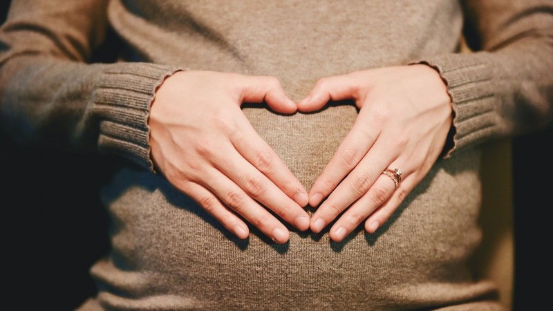 W ciąży pojawia się wiele pytań - odpowiedzi na nie znajdziecie na cyklicznych spotkaniach z położną (fot. pixabay)