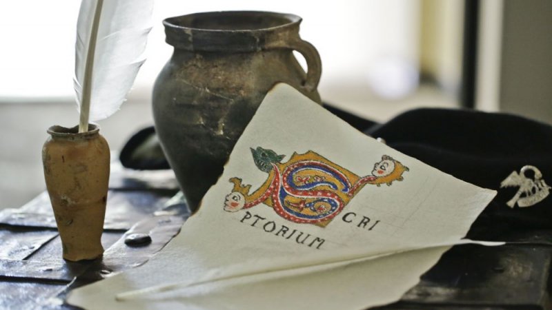 W średniowieczu dużą wagę kładziono na ręcznie zdobione pisma, księgi i listy (fot. W. Szołtys) 
