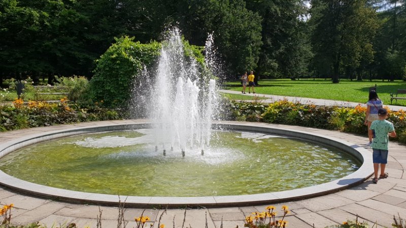 W parku znajduje się fontanna oraz liczne oczka wodne, strumyki i mostki (fot. Katarzyna Esnekier/SilesiaDzieci.pl)