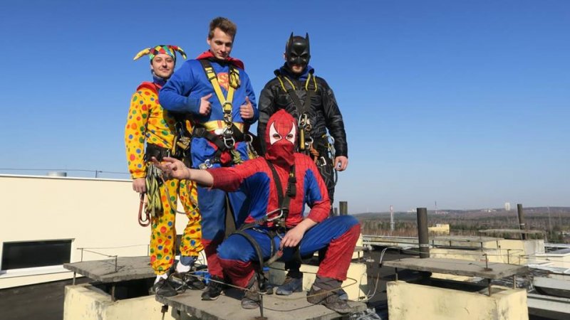 Spider-Man, Batman, Superman i Clown - ta ekipa ma do wykonania poważną misję... czy jest nią mycie okien...?  (fot. mat. GCZD)