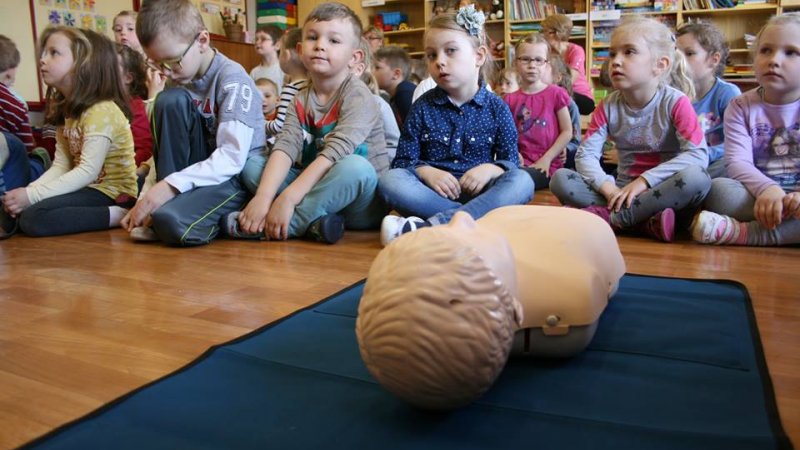 W ramach akcji SUPERpoMOCNI w szkołach i przedszkolach prowadzone są zajęcia udzielania pierwszej pomocy (fot. mat. organizatora)