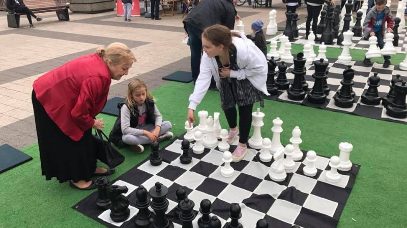 Gry w szachy mogą spróbować całe rodziny (fot. archiwum zdjęć na Fb/Jarmarki Śląskie)