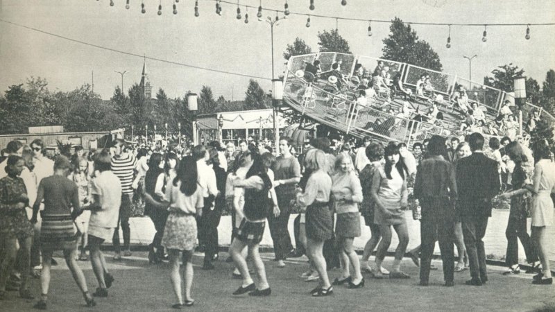 W chorzowskim wesołym miasteczku organizowane były także "potańcówki" (fot. mat. Śląskiego Wesołego Miasteczka)