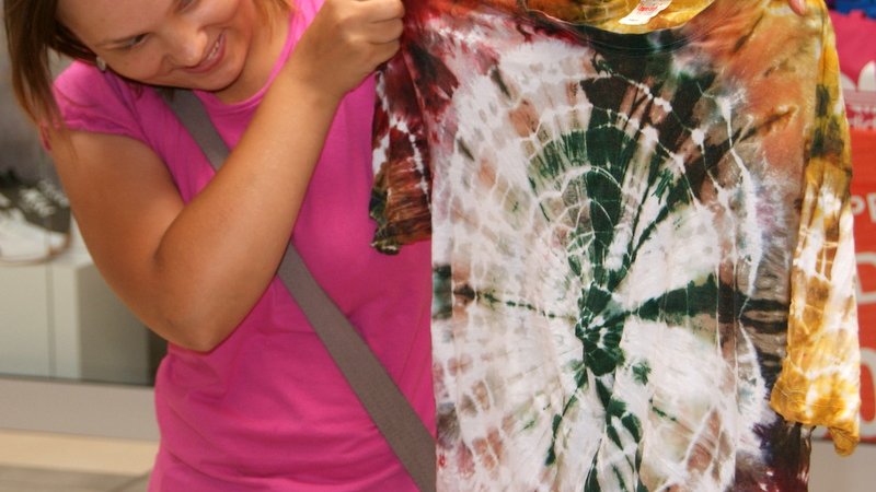 Koszulka barwiona techniką shibori (fot. mat. Auchan)