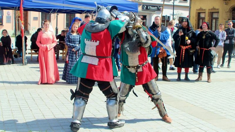 „Grunwald Południa” otworzy gala profesjonalnych walk rycerskich na rynku w Żywcu (fot. archiwum zdjęć na Fb/Chorągiew Żywiecka)