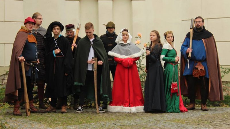 Na imprezie będzie można przymierzyć średniowieczne stroje, postrzelać z łuku i wziąć udział w licznych zabawach (fot. archiwum zdjęć na Fb/Chorągiew Żywiecka)